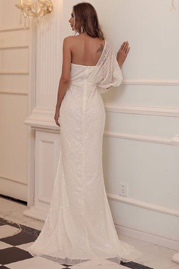 Um vestido de baile de lantejoulas de ombro
